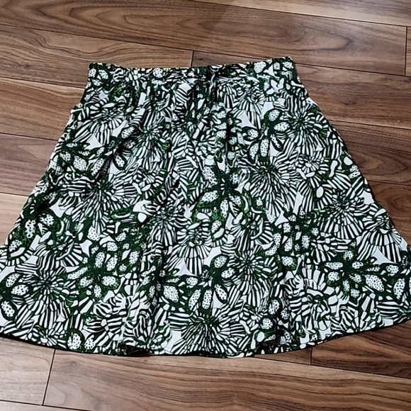 H&M Dresses & Skirts - H&M SKIRT GREEN FLORAL